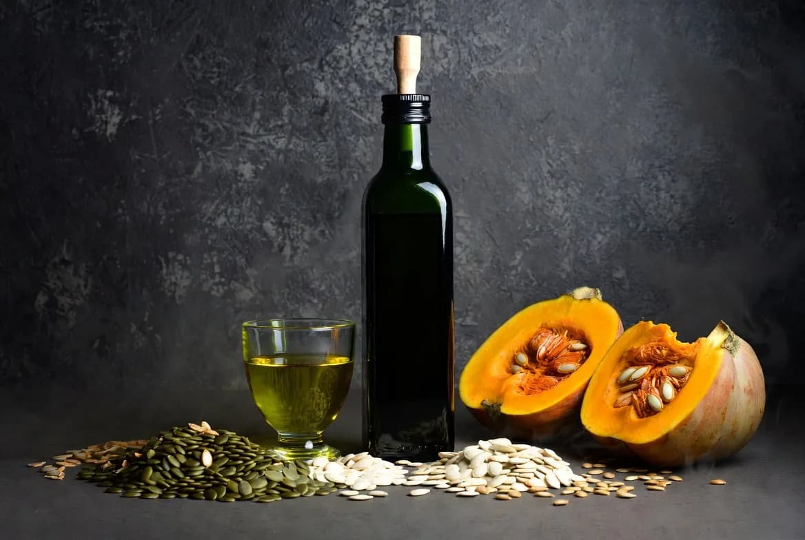 Premium Kürbiskernöl 500 ml – Flasche auf warmem Holzhintergrund